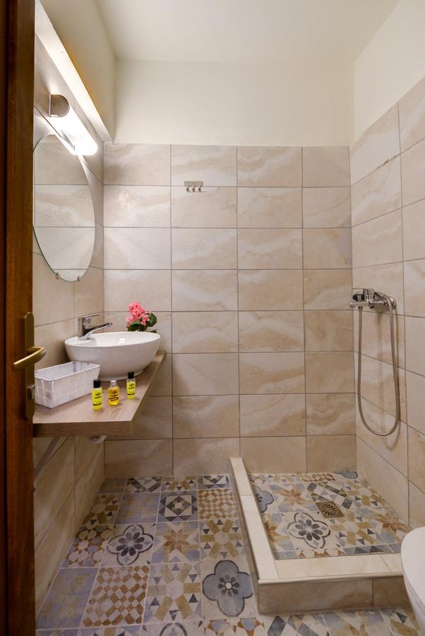 Alexander'S Great View Aparthotel Фира Екстериор снимка